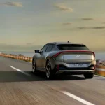 Модерен електрически SUV с аеродинамичен дизайн, демонстриращ последните иновации в електрическите SUV-ове. Зарежда се бързо на станция, готов за дълъг път.