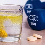 Různé lahve s izotonickými a proteinovými nápoji, připravené k podpoře sportovního výkonu a regenerace po tréninku.