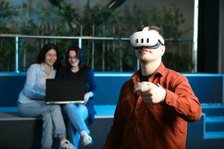Mladý student nosí headset pro virtuální realitu a prochází interaktivním modulem, který simuluje úkoly z profesního vzdělávání.