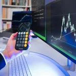 Diagram s šipkami a ikonami symbolizujícími finanční růst a učení, ideální pro vysvětlení základů investování pro začátečníky.