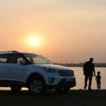 Rodinné auto, pravděpodobně SUV, parkuje před domem s rodinou. Je to jeden z modelů, které patří mezi nejoblíbenější rodinná auta v ČR.