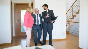Žena s úsměvem a organizovaně balí věci do krabic, symbolizující tipy pro stěhování bez stresu.