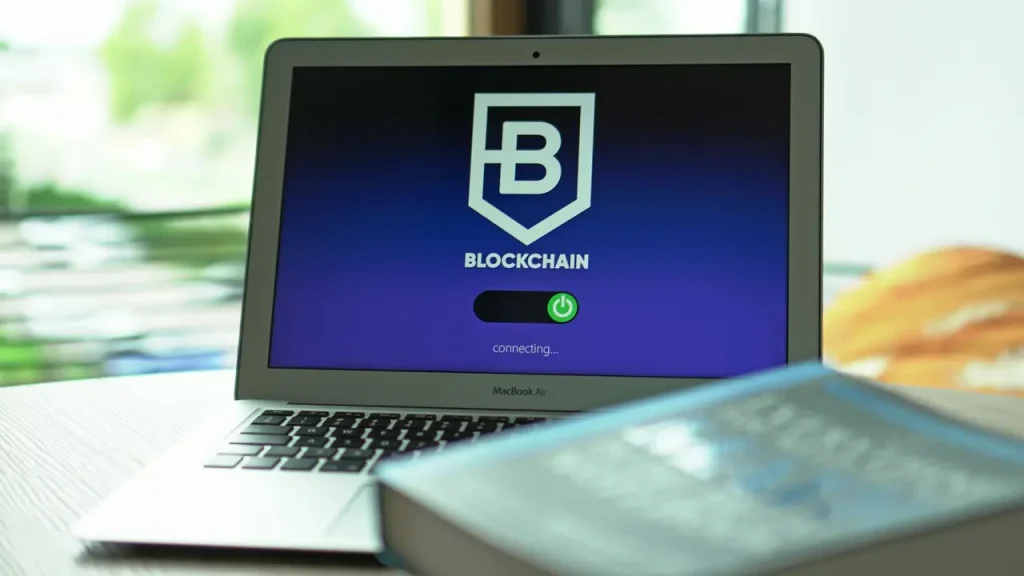 Grafické znázornění klíčových sektorů jako dodavatelské řetězce a zdravotnictví, demonstrující využití blockchainu mimo kryptoměny.