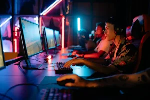 Mladí hráči intenzivně soutěží na e-sport turnaji v České republice, což demonstruje rostoucí popularitu e-sportů v Česku.