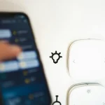 Muž s tabletem v obývacím pokoji snadno nastavuje chytrá zařízení, ilustrující moderní inteligentní domov.