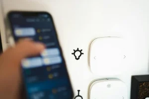 Muž s tabletem v obývacím pokoji snadno nastavuje chytrá zařízení, ilustrující moderní inteligentní domov.