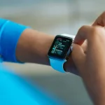 Osoba si prohlíží oznámení na chytrých hodinkách, což ilustruje jednu z klíčových funkcí moderních wearables.
