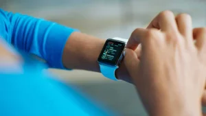 Osoba si prohlíží oznámení na chytrých hodinkách, což ilustruje jednu z klíčových funkcí moderních wearables.