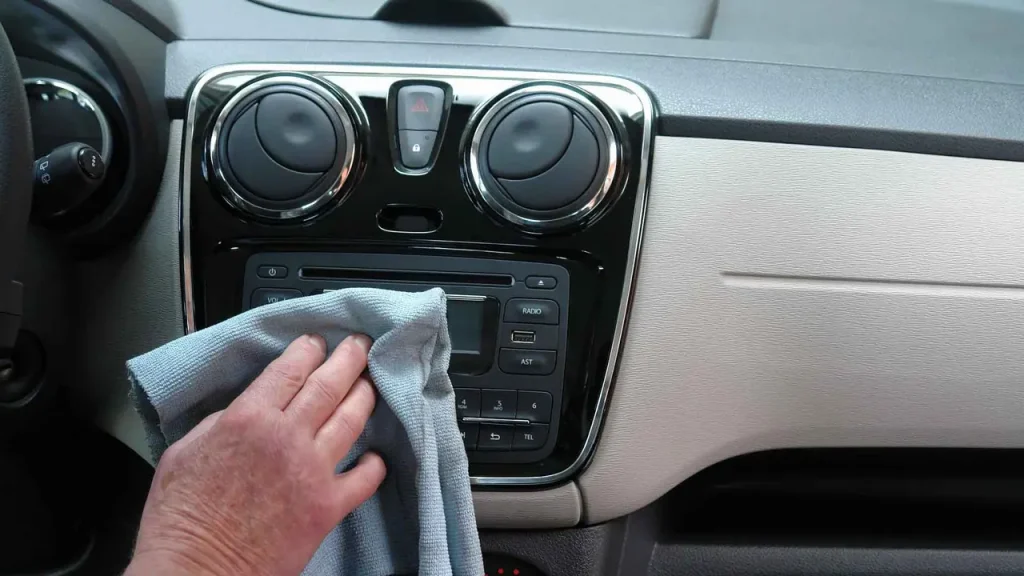 Muž kontroluje hladinu oleje v motoru svého vozu, což je klíčový krok v základní údržbě auta pro každého, aby zajistil správnou funkci.