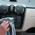 Muž kontroluje hladinu oleje v motoru svého vozu, což je klíčový krok v základní údržbě auta pro každého, aby zajistil správnou funkci.
