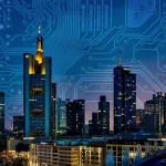 Pohled na moderní české město s integrovanými chytrými technologiemi řízení dopravy, osvětlení a senzorů. Ukazuje, jak se Smart city v Česku rozvíjí.