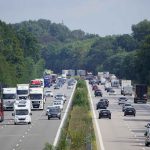 Autobahn voller Autos.
