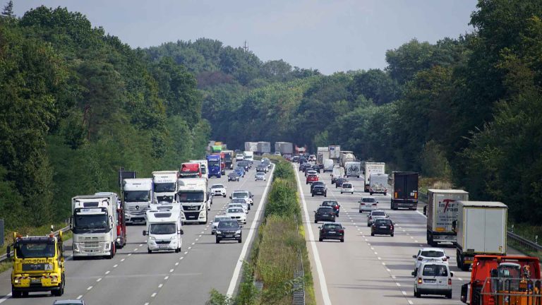 Autobahn voller Autos.
