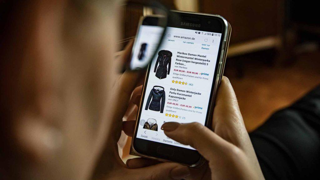 Ein Mann sucht auf dem Amazon-Marktplatz nach Artikeln.
