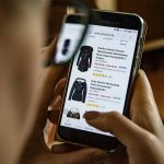 Ein Mann sucht auf dem Amazon-Marktplatz nach Artikeln.