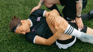 Ein verletzter Fußballspieler liegt auf dem Feld.