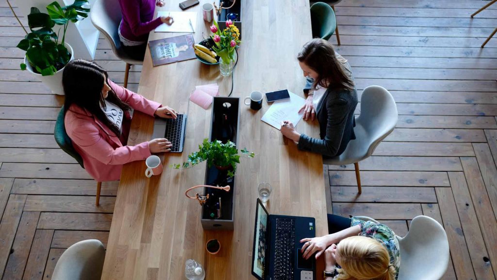 Vier Frauen arbeiten in einem Coworking-Space.