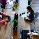 Vier Frauen arbeiten in einem Coworking-Space.
