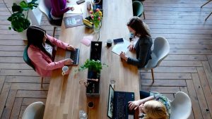 Vier Frauen arbeiten in einem Coworking-Space.
