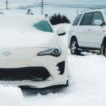 Autos unter dicken Schneeschichten.