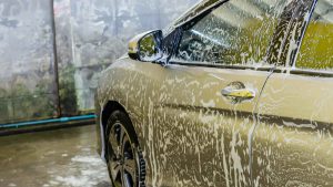 Auto wird in einer Waschanlage gewaschen.