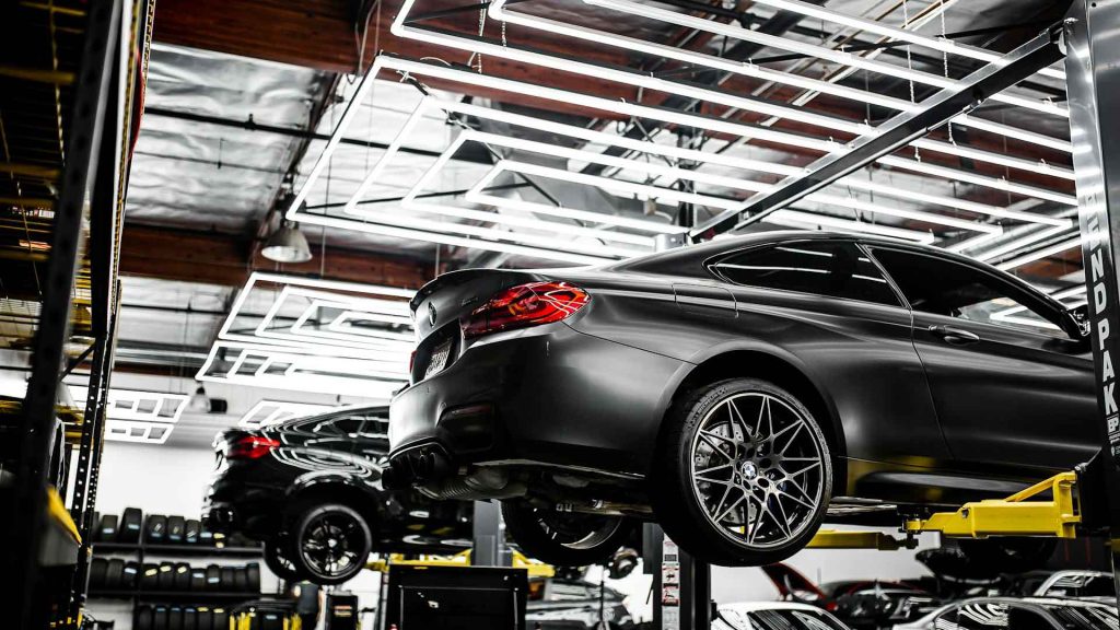 Autos in der Wartung in einer Autowerkstatt.
