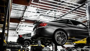Autos in der Wartung in einer Autowerkstatt.