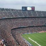 Ein Fußballstadion voller Fans.