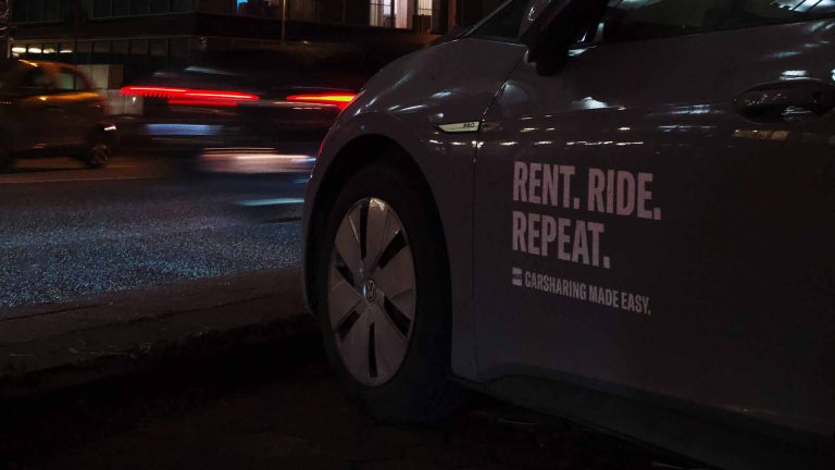 Ein Auto eines Carsharing-Dienstes auf der Straße.