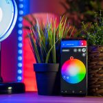 Eine Smartphone-Anwendung, mit der der Farbton einer Glühbirne in einem Smart Home gesteuert werden kann.