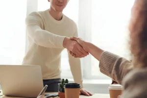 En gruppe forretningsfolk anvender effektive forhandlingsteknikker under et vigtigt møde, hvor de diskuterer strategier og opnår enighed.