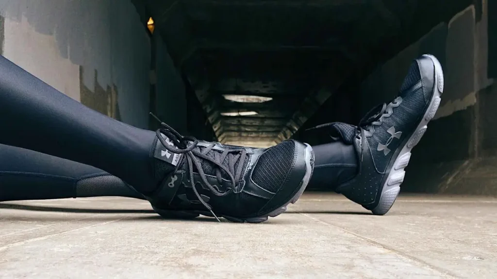 En ung kvinde i moderne sportsmode tendenser, der viser en aktiv livsstil med stilfuldt træningstøj og sneakers.