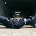 En ung kvinde i moderne sportsmode tendenser, der viser en aktiv livsstil med stilfuldt træningstøj og sneakers.