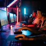 Globale markedstendenser for E-sport vises på en graf med opadgående vækstlinjer, der illustrerer den betydelige ekspansion i industrien.