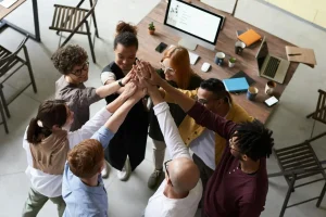 Et team af fagfolk diskuterer vækstplaner ved et whiteboard, hvilket understreger effektive strategier for små og mellemstore virksomheder i Danmark.
