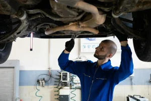 Kogenud mehaanik kontrollib auto mootorit spetsialiseeritud tööriistadega, tagades põhjaliku auto hoolduse sõiduki pikemaks elueaks.