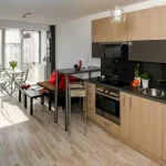Muebles multifuncionales y organización inteligente en un apartamento pequeño, ilustrando consejos para optimizar espacio en pisos pequeños.