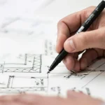 Vista aérea de un complejo residencial moderno con zonas verdes. Refleja el concepto de proyectos de vivienda innovadores.