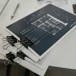 Moderni kaupunkikuva, jossa on innovatiivisia asuntoprojekteja. Alueella näkyy vihreää ja tehokasta infrastruktuuria.