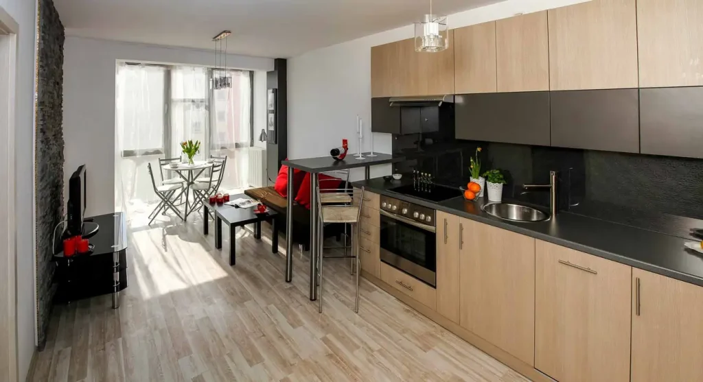 Valoisa pieni olohuone modernilla, minimalistisella sisustuksella ja tilaa säästävillä huonekaluilla. Hyviä pienen asunnon sisustus vinkkejä.