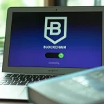Kuva esittää lohkoketjuteknologian monipuolisia sovelluksia kryptovaluuttojen ulkopuolella, kuten toimitusketjun hallinnassa ja terveydenhuollossa.