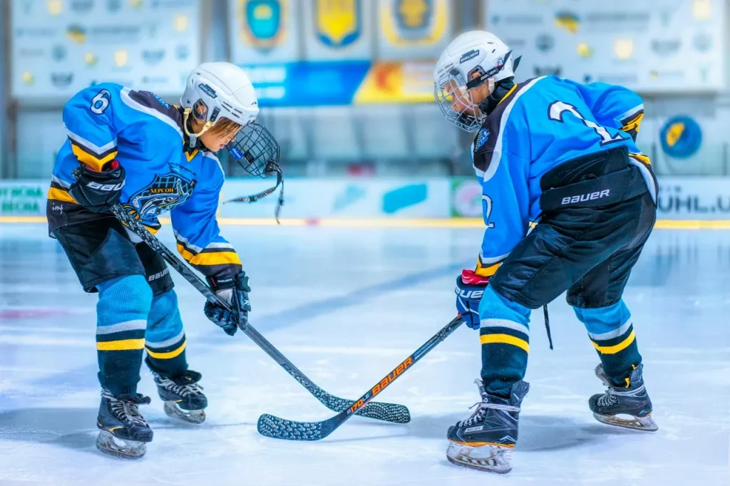 Kuva esittää useita suosittuja urheilulajeja Suomessa, kuten jääkiekkoa, hiihtoa ja jalkapalloa, jotka heijastavat maan rikasta urheilukulttuuria.
