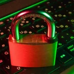 Digitaalinen lukko suojautuu verkon uhilta, havainnollistaen kyberturvallisuuden parhaita käytäntöjä yrityksille, jotka pyrkivät tietojensa turvallisuuteen.