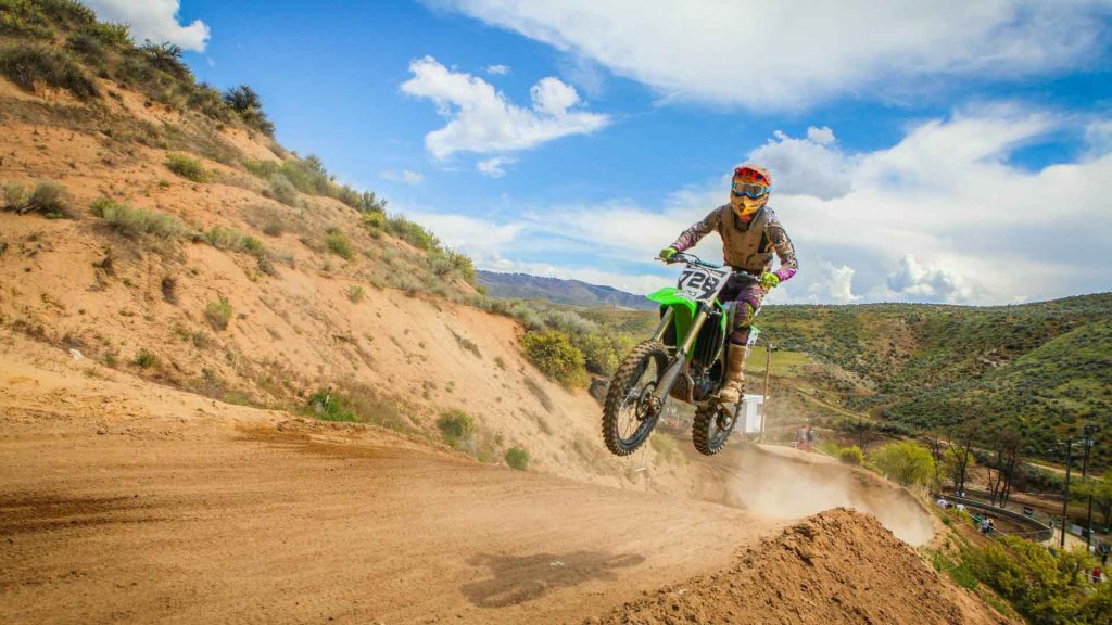 Un pilote de motocross sautant sur une moto.