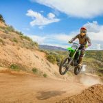 Un pilote de motocross sautant sur une moto.