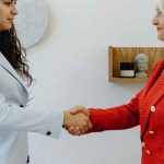Deux femmes se serrent la main en signe d'accord.