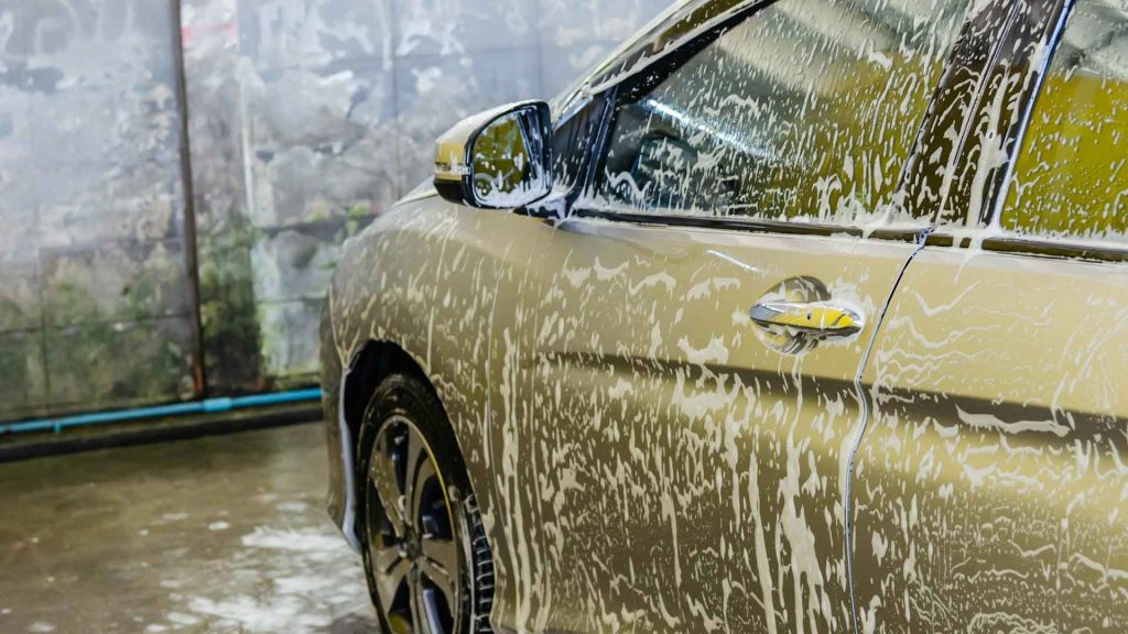 Une voiture en cours de lavage dans une station de lavage.