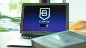 Connexion à un système basé sur la blockchain à partir d'un ordinateur portable.