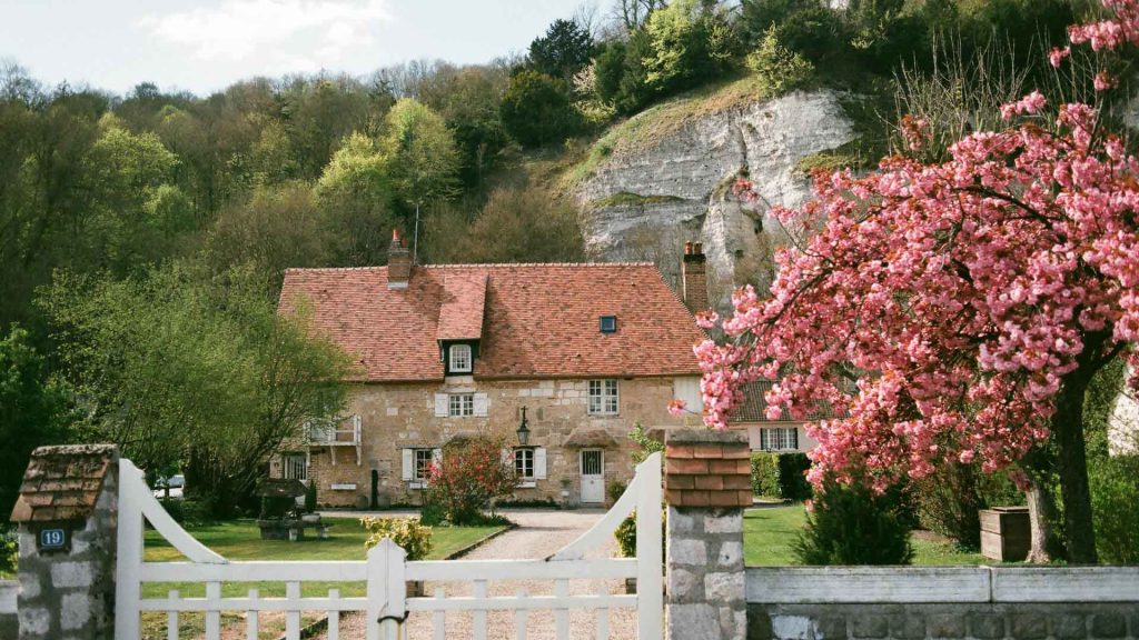 Maison près d'une montagne herbeuse à la campagne