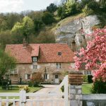 Maison près d'une montagne herbeuse à la campagne